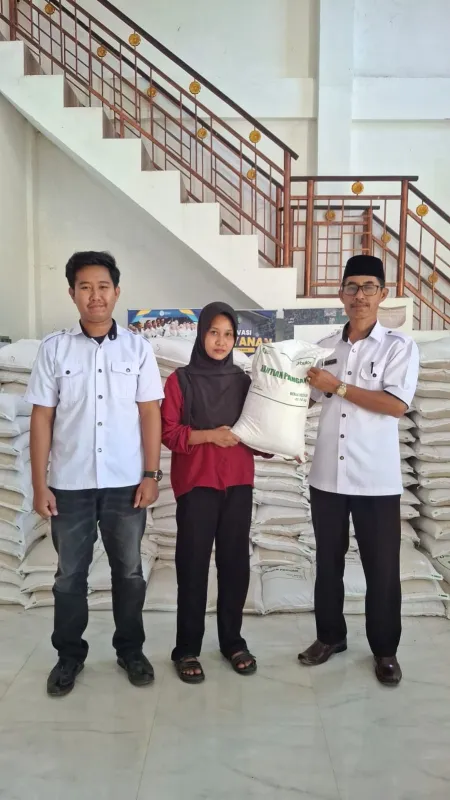 Pemdes Duampanua Salurkan Bantuan Beras Untuk 416 KPM, Tekan Angka Kemiskinan di Sinjai